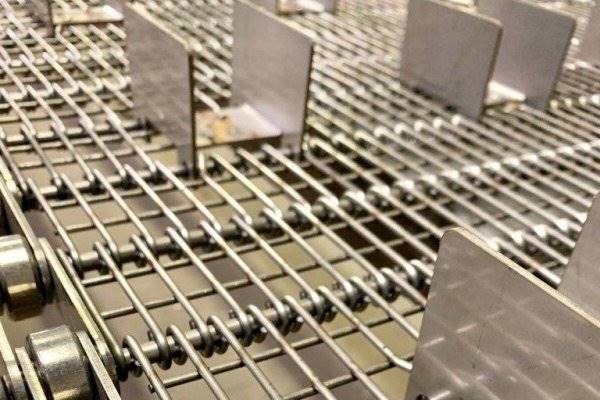 Nastri trasportatori metallici: varietà e innovazione