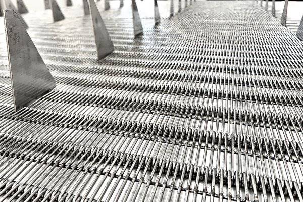 L'evoluzione dei nastri trasportatori metallici e la loro crescente importanza nell'industria moderna