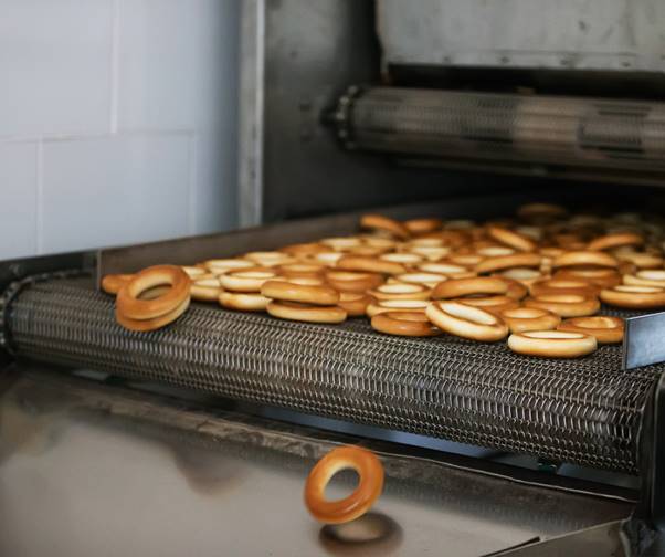 Nastri trasportatori per biscotti e prodotti da forno: come garantire cottura uniforme e raffreddamento efficiente