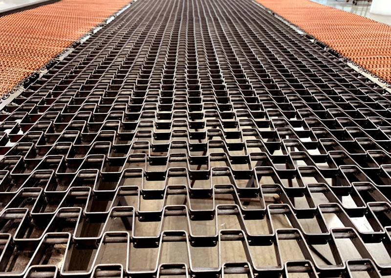 Misure, materiali, configurazioni: cosa cambia nella scelta di un nastro trasportatore metallico