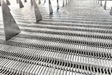 NASTRI TRASPORTATORI IN RETE METALLICA: IL FUTURO DELLA MOVIMENTAZIONE INDUSTRIALE