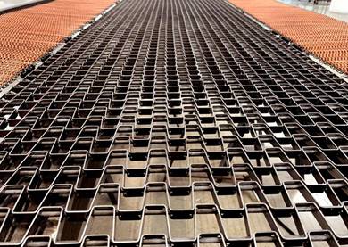 MISURE, MATERIALI, CONFIGURAZIONI: COSA CAMBIA NELLA SCELTA DI UN NASTRO TRASPORTATORE METALLICO